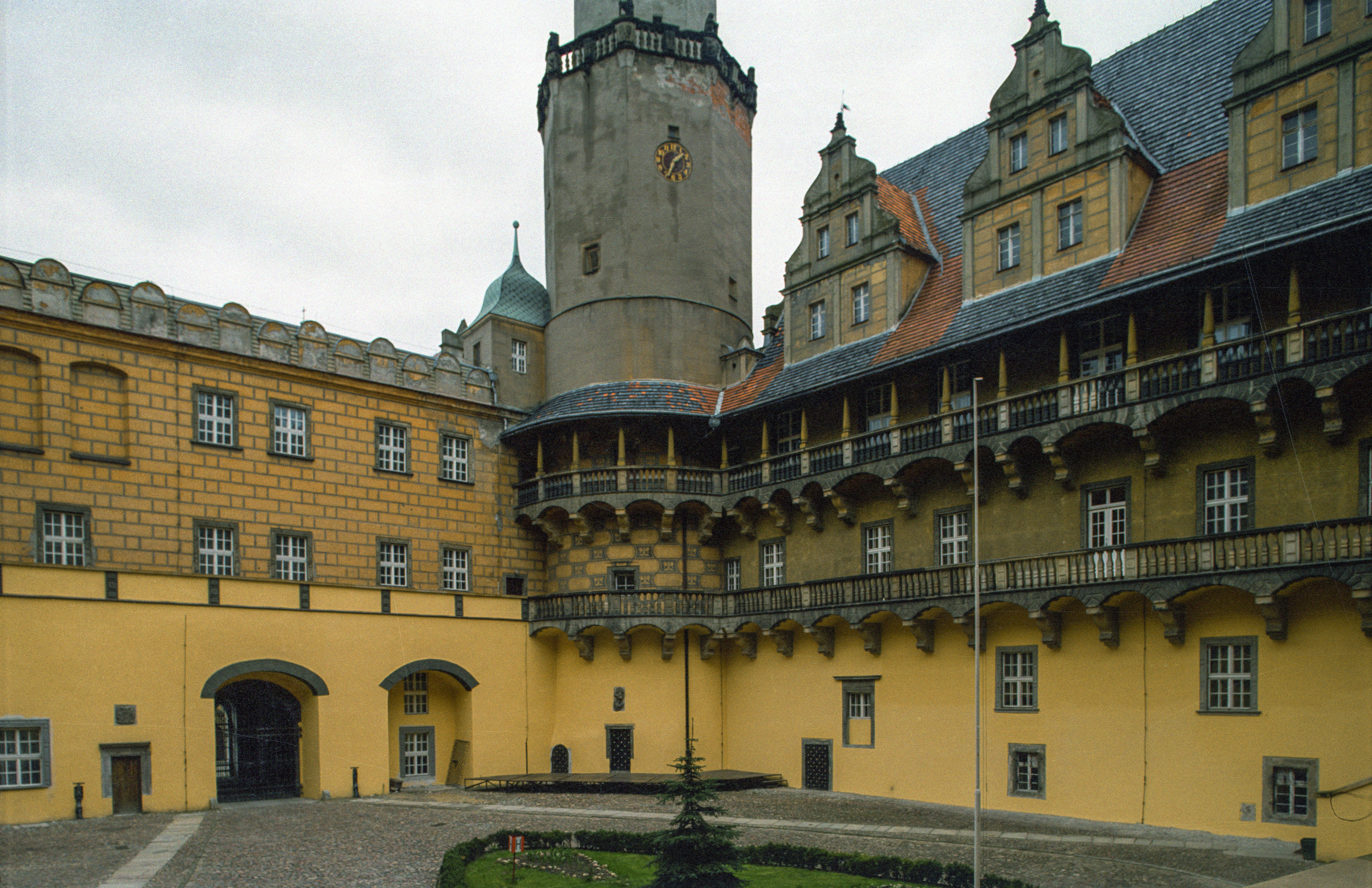 Wiedereröffnetes Schloss Oels zeigt Schau über Cecilie von Preußen