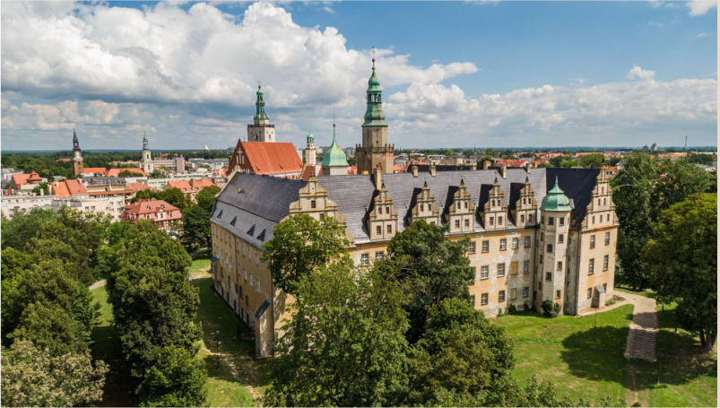 Wiedereröffnetes Schloss Oels zeigt Schau über Cecilie von Preußen
