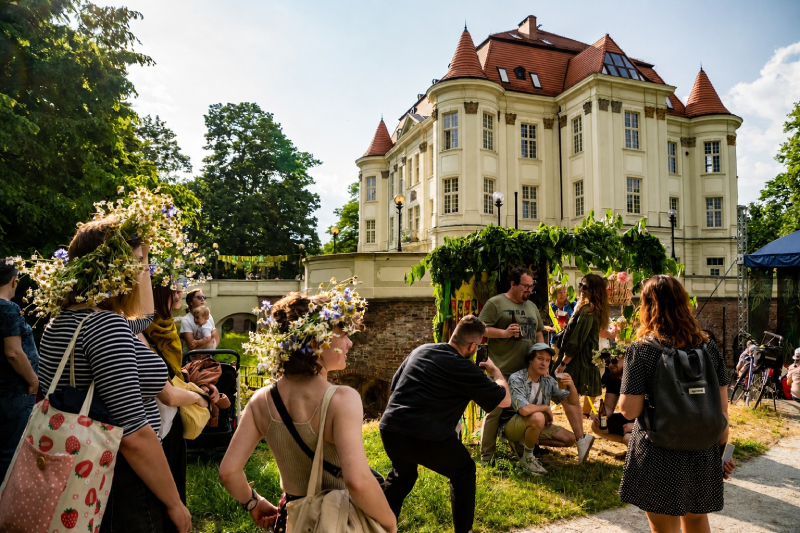 Blumenkränze, Konzerte und Projektionen auf Schloss Lissa in Breslau